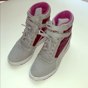 Wedge puma high top sneaks!